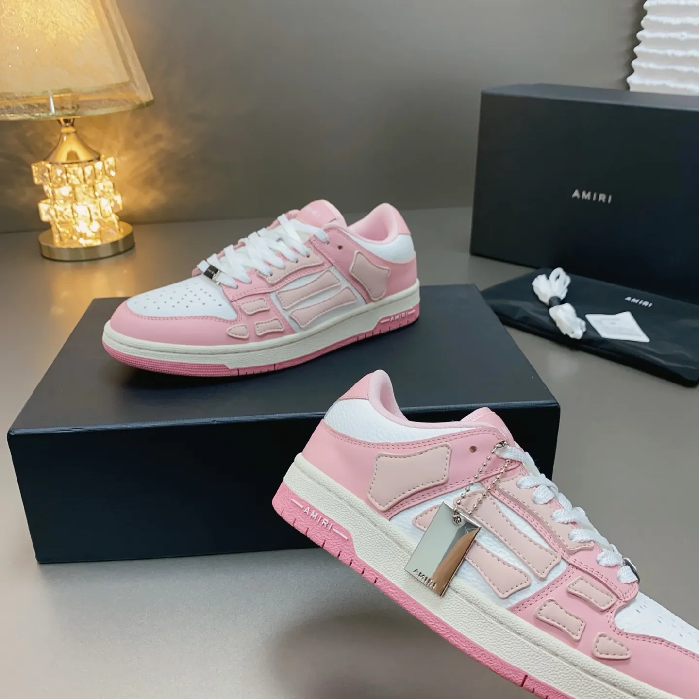 p580🐮🐮AMIRI Couple Style👑 The latest The Pacific Series Couple Style💀🦴Bone Stars Casual Sports Shoes Skateboard Shoes✔️ AMIRI's Pacific shoes are a sneaker that combines luxury and street style. Many celebrities and Internet celebrities have the same style. Its design and workmanship are very exquisite. Made of high-grade cow leather, soft to the touch and highly durable. 💎Fabrics: Original custom imported first-layer cowhide 💎Inner lining: Original customized breathable mesh 💎Foot: Original injection molded one-piece, comfortable, wear-resistant and not tiring for feet 💎Outsole: Original 1:1 molded three-color sole Original outsole 💎Sole thickness: 3CM 💎Size: Female 35-40 Male 39-46 💎Price; Top version 👑Special remarks Remark: (Female size 34 40 . Men's sizes 38 45 46 are customized and cannot be returned or exchanged. Please note when ordering! Thank you🤝🤝